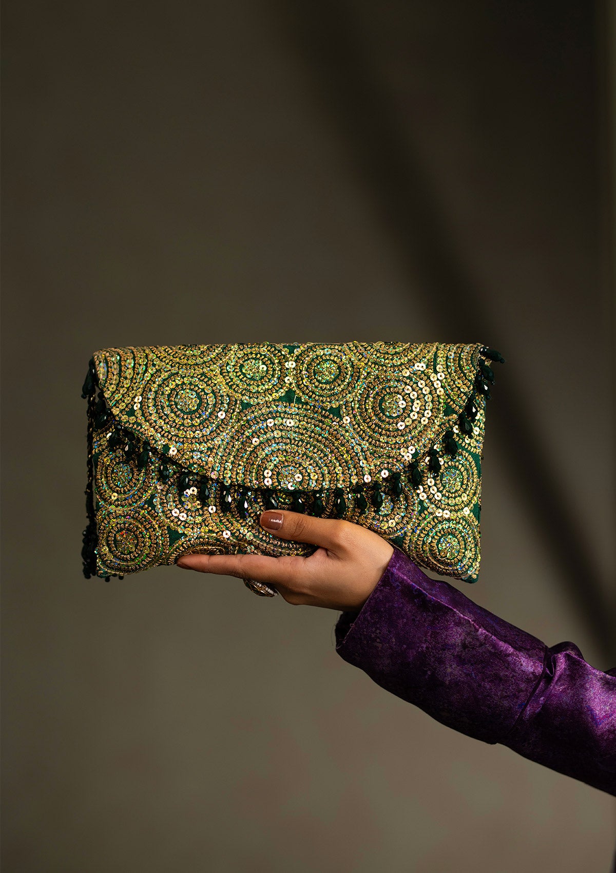 MISS AIK - RTW '25 D1 - GREEN SEQUIN ENVELOPE CLUTCH